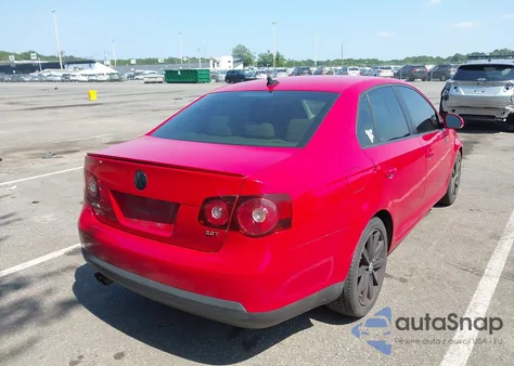 2010 Volkswagen Jetta Wolfsburg Edition z USA, uszkodzony, nr VIN 3VWRA7AJ2AM060894